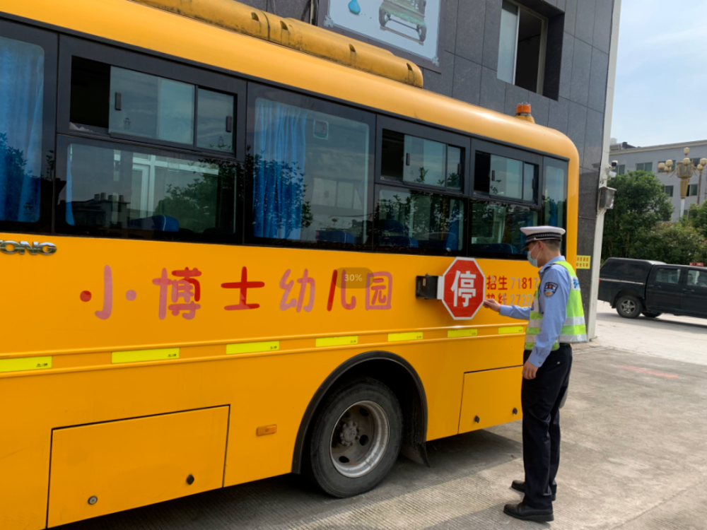 寧德交警開展校車安全檢查，為學(xué)校復(fù)課加把“安全鎖”