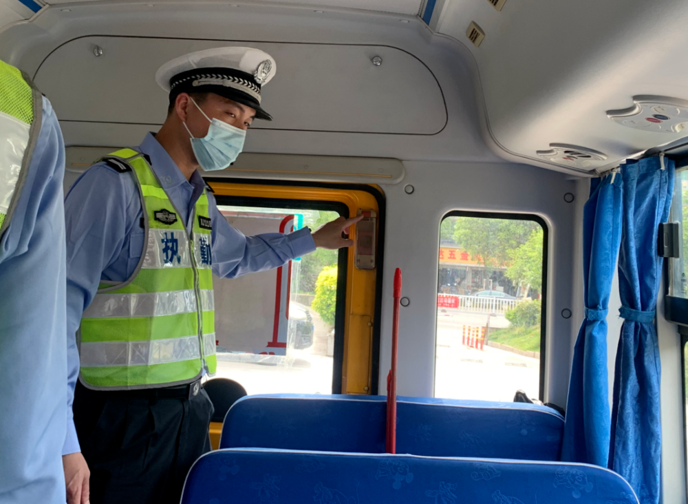 寧德交警開展校車安全檢查，為學(xué)校復(fù)課加把“安全鎖”