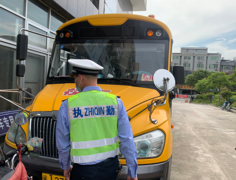 寧德交警開展校車安全檢查，為學(xué)校復(fù)課加把“安全鎖”