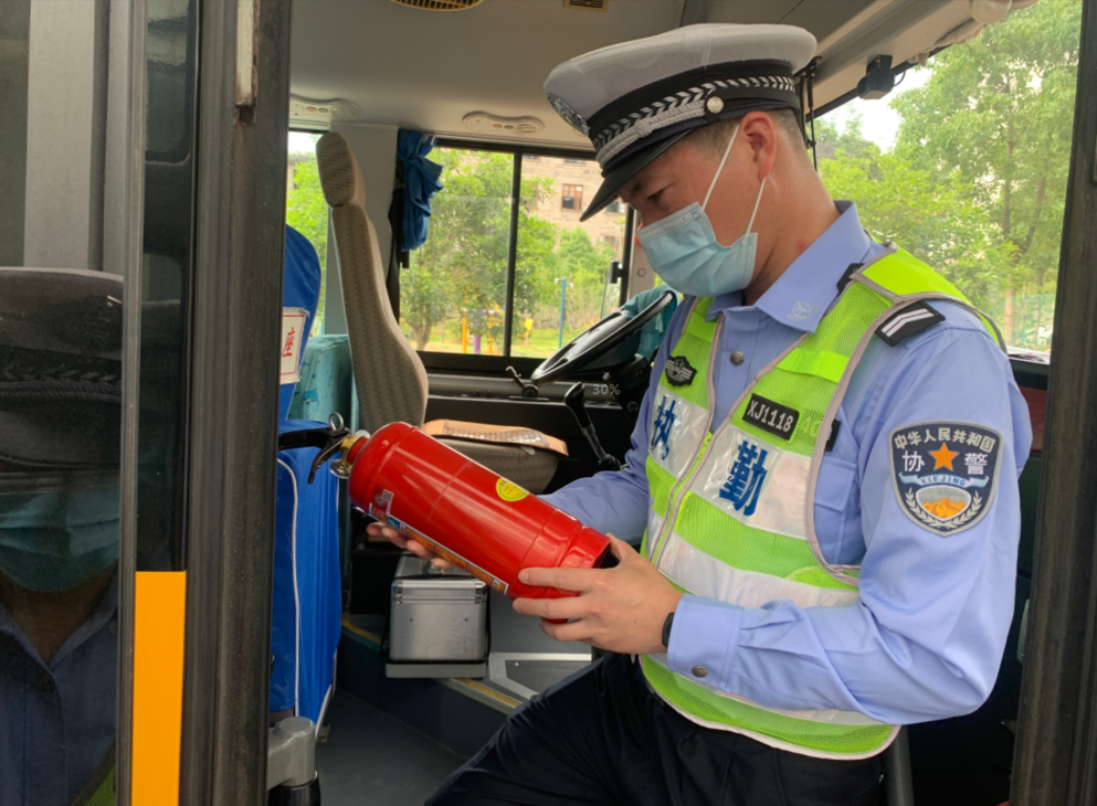 寧德交警開展校車安全檢查，為學(xué)校復(fù)課加把“安全鎖”