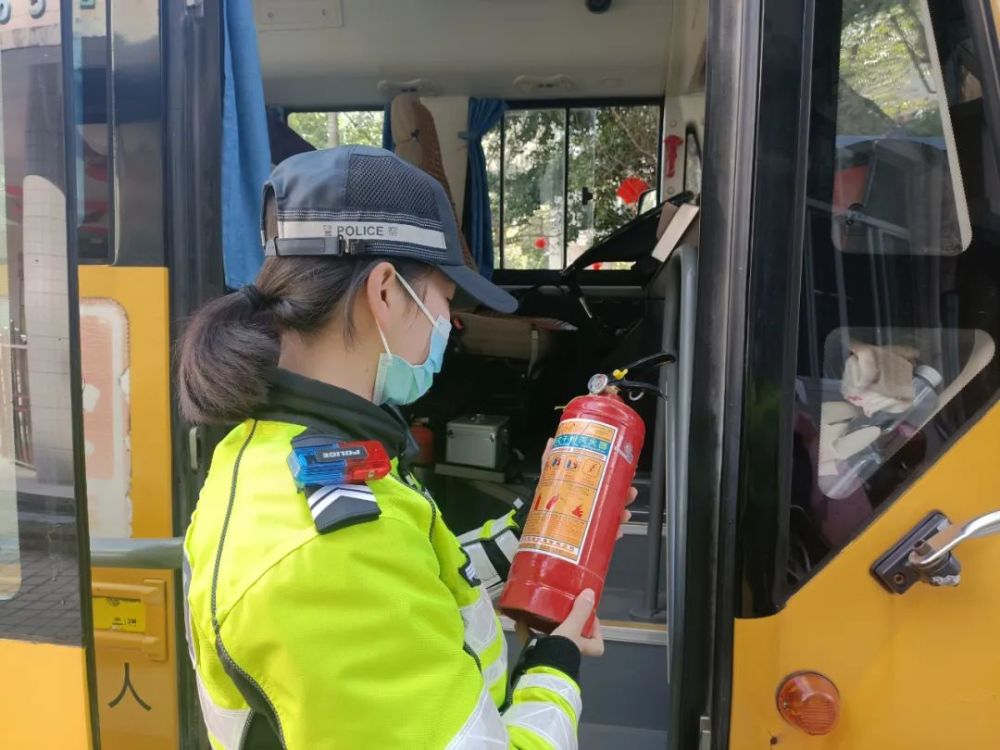 寧德交警開展校車安全檢查，為學(xué)校復(fù)課加把“安全鎖”
