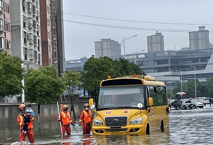 長沙一路面積水，校車上有學(xué)生被困，消防涉水救援