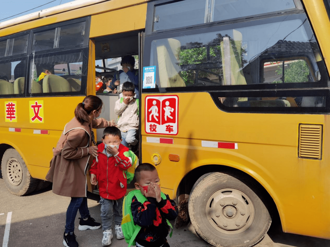 校車安全演練，我們在行動——新港幼兒園開展校車突發事件應急疏散演練