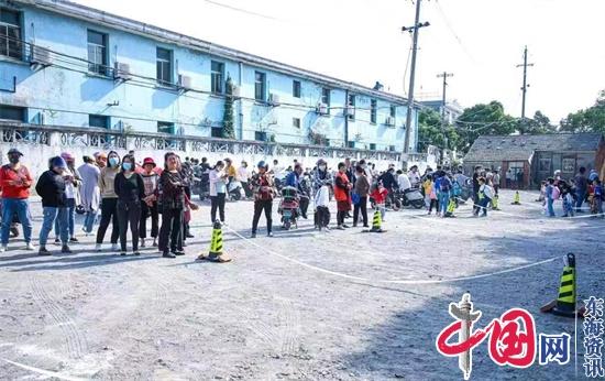 興化市垛田中心小學校車行車難、家長接送停車難“有事好商量”現場辦公一朝解