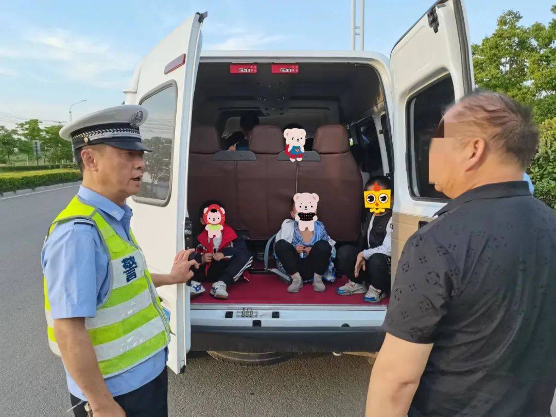六安一“黑校車”嚴重超員！