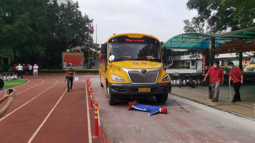 車輛冒煙、遇到事故怎么辦？校車應急演練走進校園