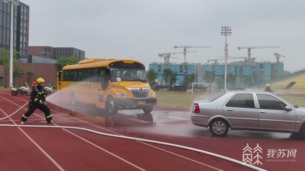 保障校車安全 南京江北新區(qū)警方走進校園應(yīng)急演練