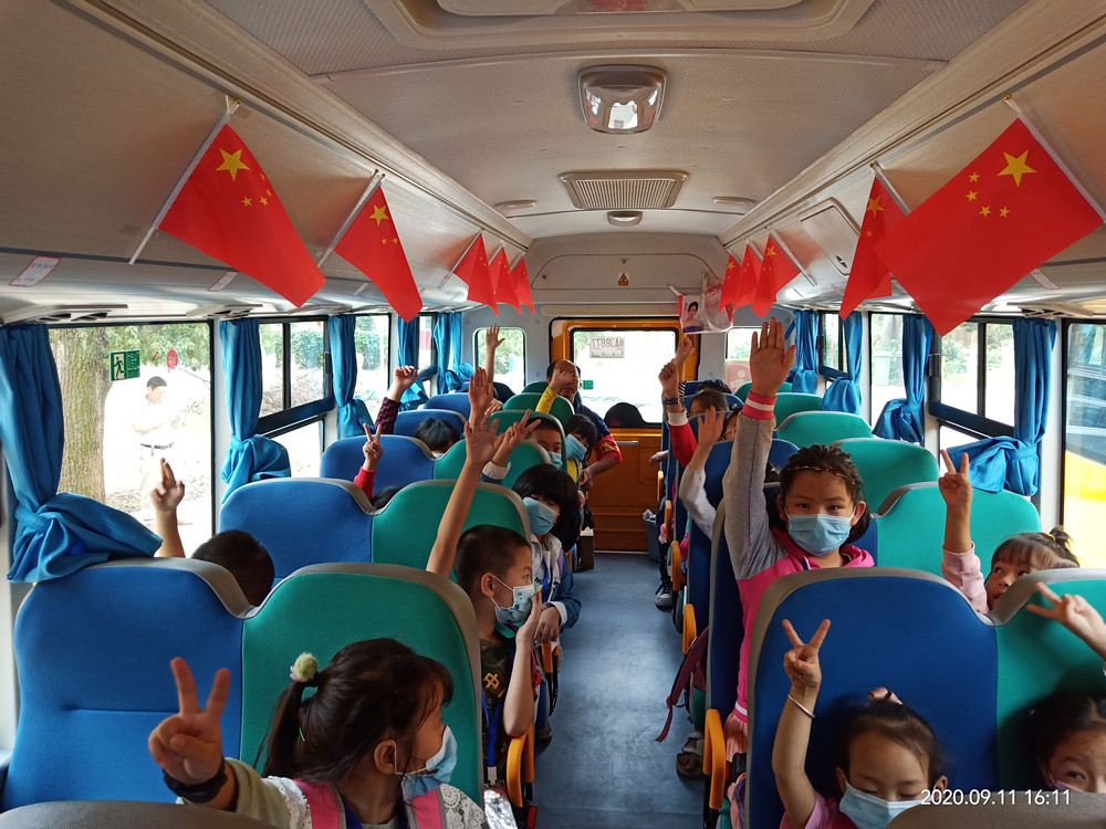圖為校車內(nèi)環(huán)境整潔舒適。