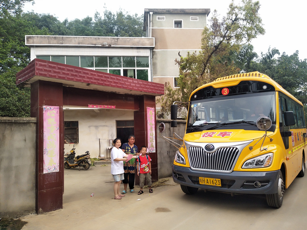 圖為校車開到學(xué)生家門口，家長(zhǎng)們很放心
