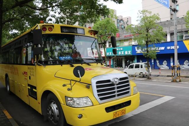 返校首日，閔行部分學校開出“臨時校車”，為有需要的師生提供往返接送服務