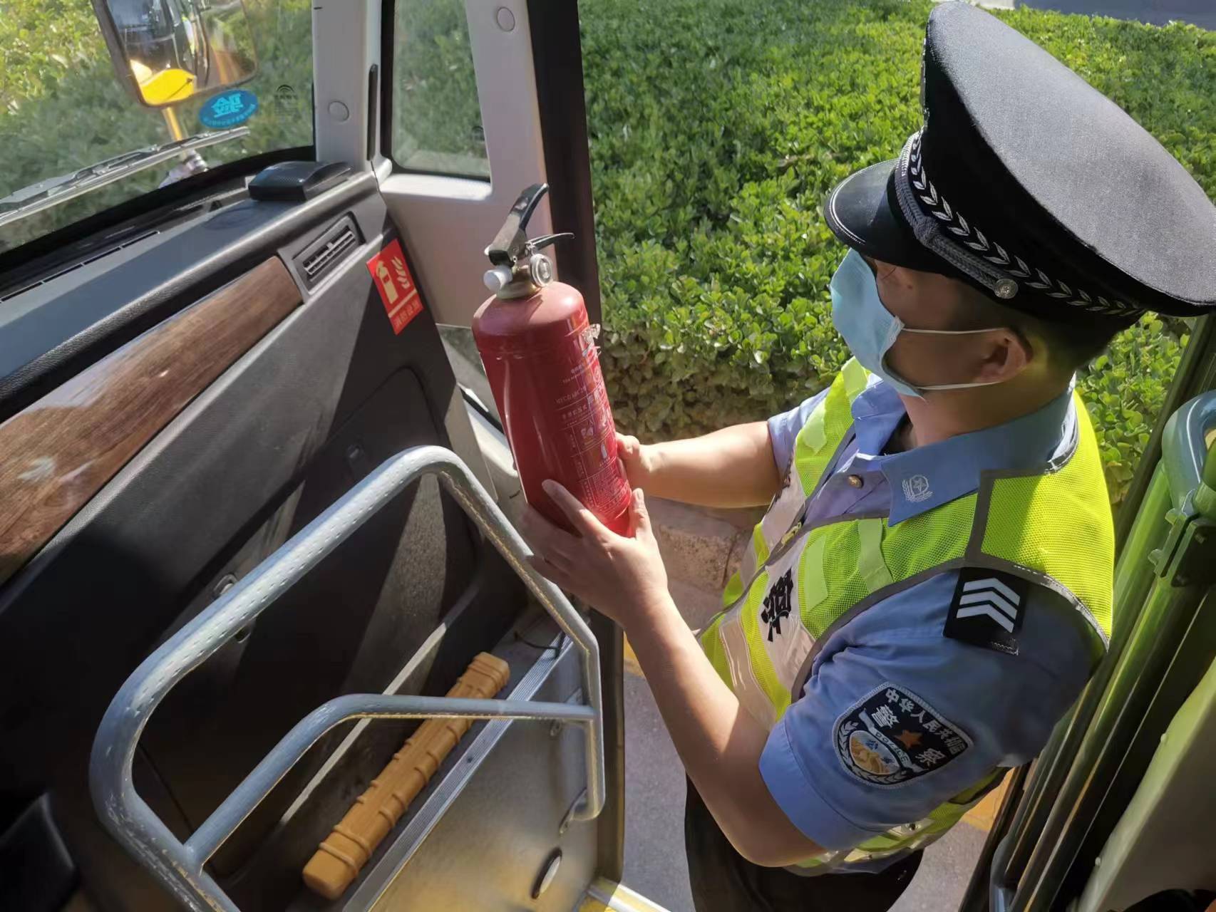 交巡警邯山一大隊(duì)嚴(yán)查校車安全 打造平安求學(xué)路