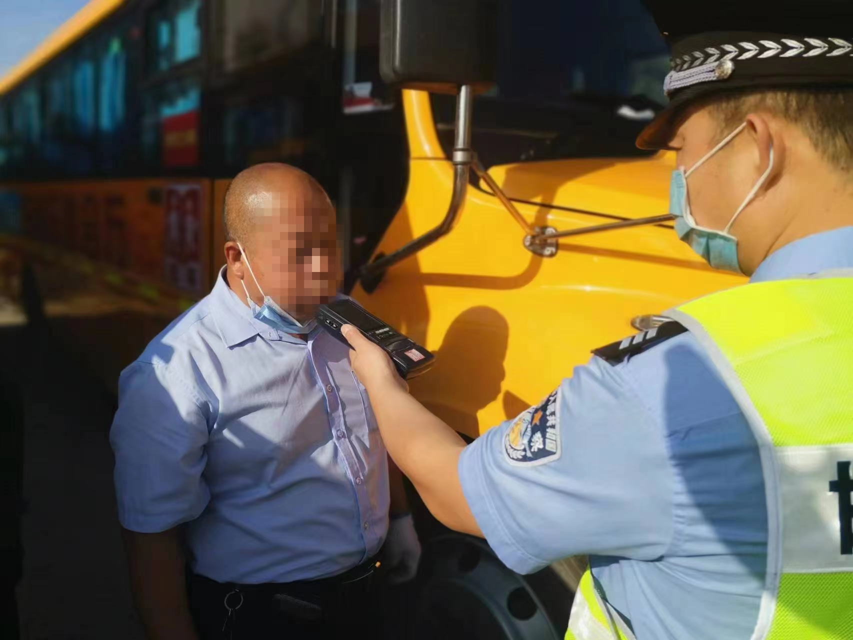 交巡警邯山一大隊(duì)嚴(yán)查校車安全 打造平安求學(xué)路