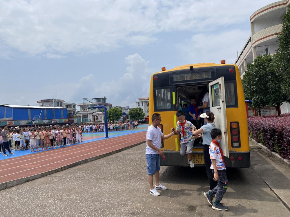 校車消防安全應(yīng)急疏散演練進校園