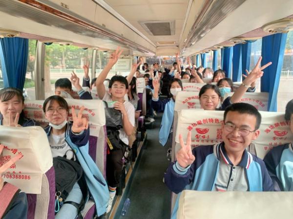 山東青州：考生慶祝中考結束