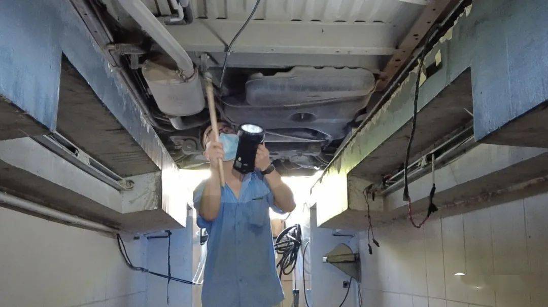 靜安交警開展校車安全檢查，護航校園安全