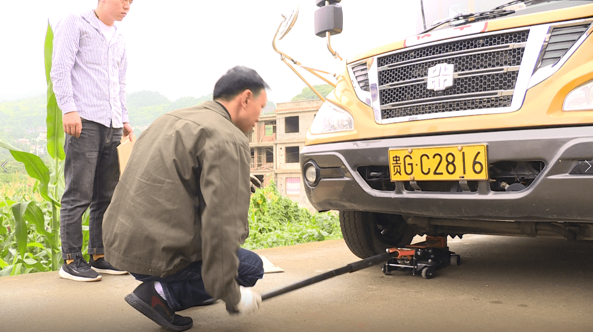 【安全生產(chǎn)月】普定：校車檢修進(jìn)學(xué)校 保障學(xué)生安全出行