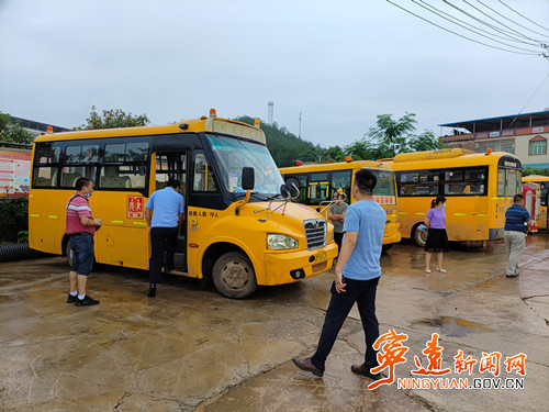 寧遠：關注校車安全 呵護兒童成長2_500.jpg