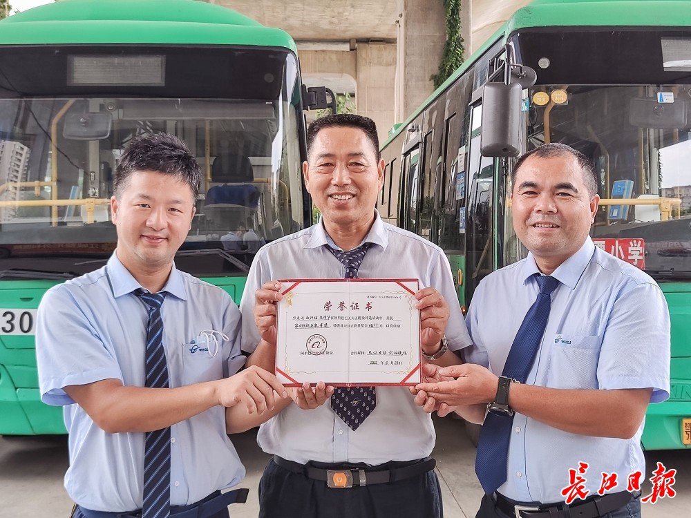 接力給小女孩帶牛奶的“校車伯伯”，獲5000元正能量獎勵