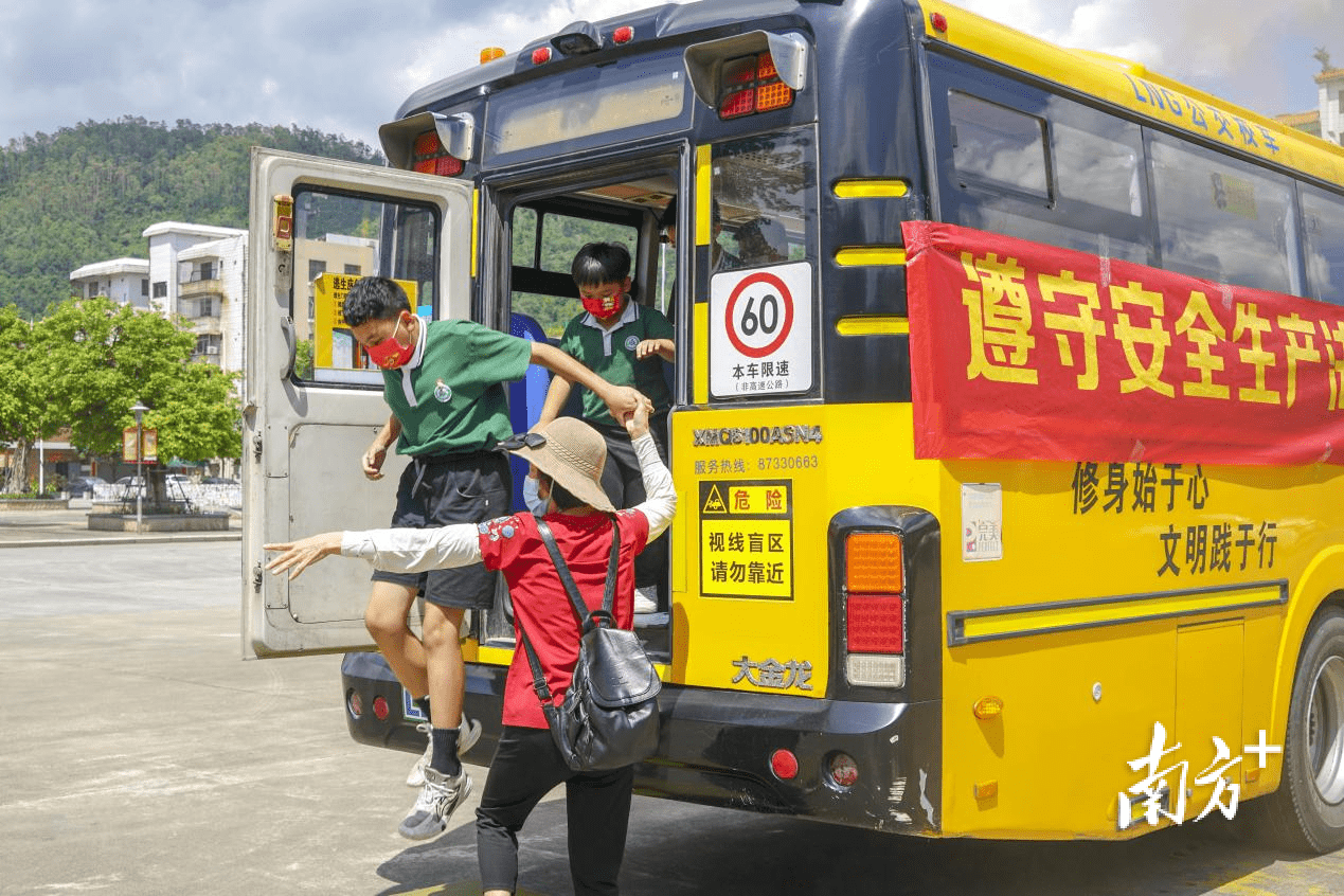 安全童行！中山公交開展專用校車應(yīng)急處置綜合演練