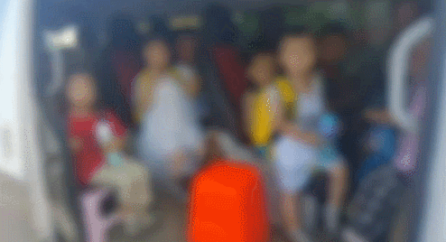 24個孩子塞進核載9人的“黑校車”，司機被立案偵查｜一線微觀