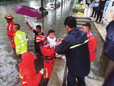 太原一輛校車遇積水被困，車上20多個(gè)孩子被轉(zhuǎn)移至安全地帶
