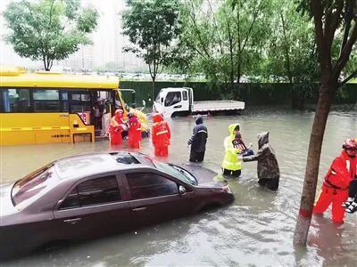 太原一輛校車遇積水被困，車上20多個(gè)孩子被轉(zhuǎn)移至安全地帶