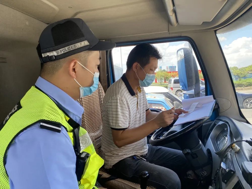 古鎮(zhèn)交警暑假前夕送安全“早餐”，學(xué)生、家長都有~