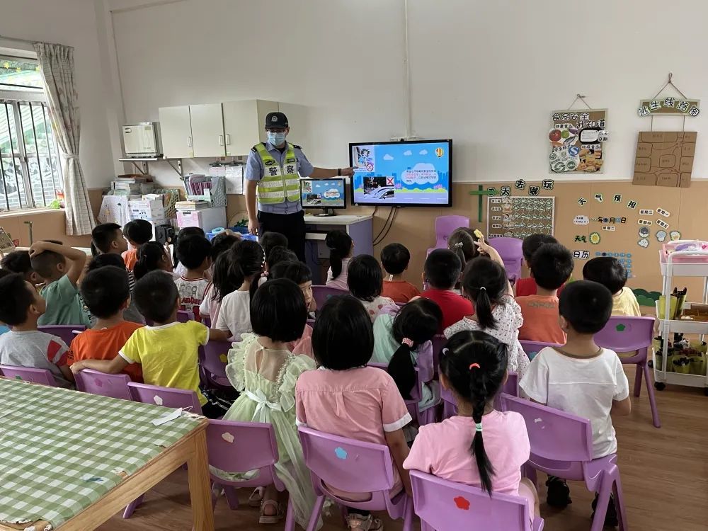 古鎮(zhèn)交警暑假前夕送安全“早餐”，學(xué)生、家長都有~