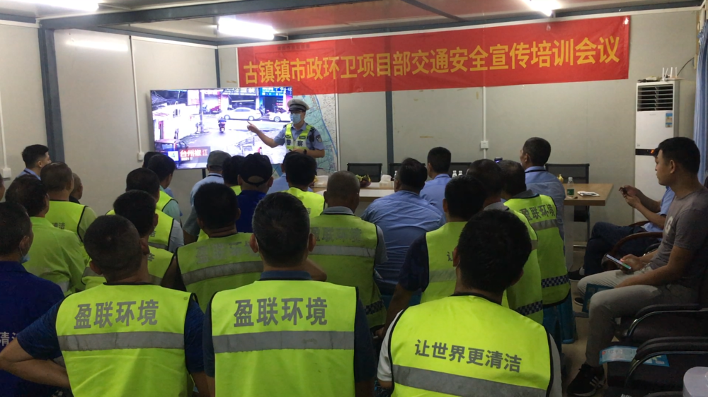 古鎮(zhèn)交警暑假前夕送安全“早餐”，學(xué)生、家長都有~