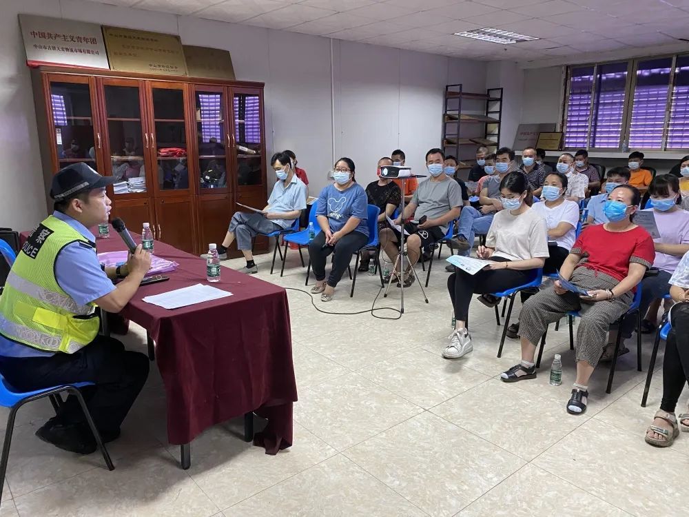 古鎮(zhèn)交警暑假前夕送安全“早餐”，學(xué)生、家長都有~