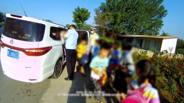 夏季整治百日行動丨“黑校車”超員上路，舞陽交警嚴查嚴懲，絕不姑息！