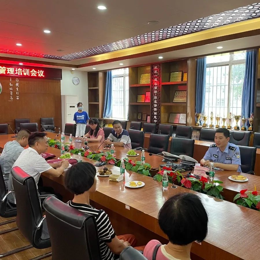 佛山交警為校車“體檢”迎開學！