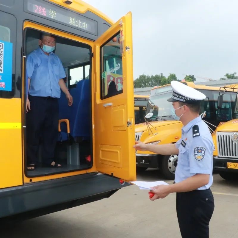 佛山交警為校車“體檢”迎開學！