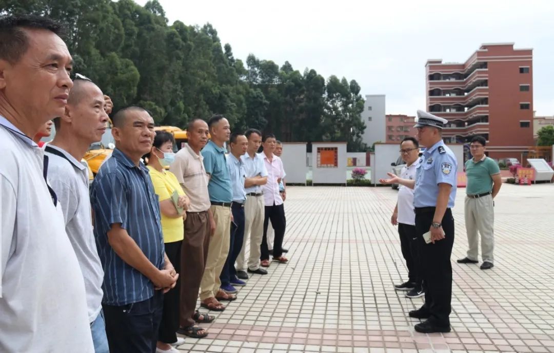 佛山交警為校車“體檢”迎開學！