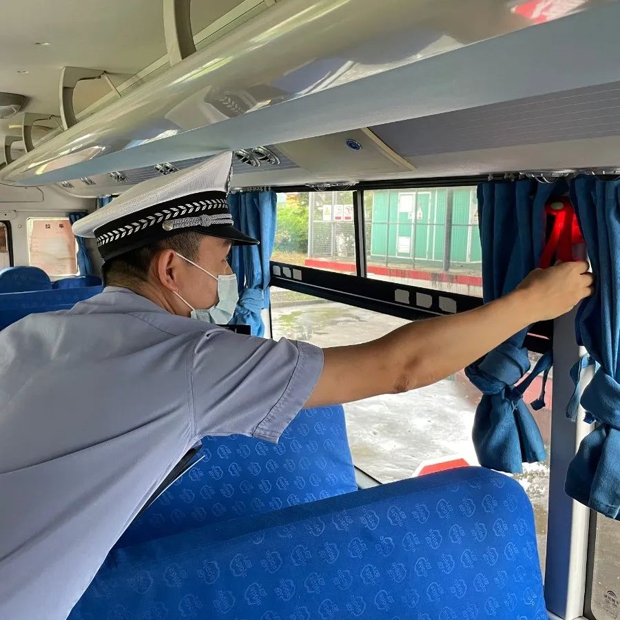 佛山交警為校車“體檢”迎開學！