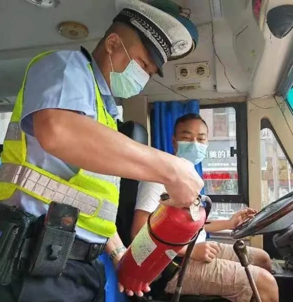 佛山交警為校車“體檢”迎開學！