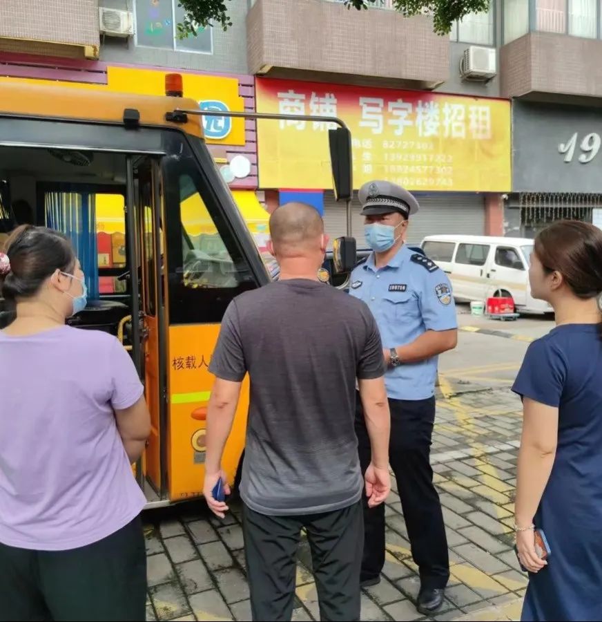 佛山交警為校車“體檢”迎開學！