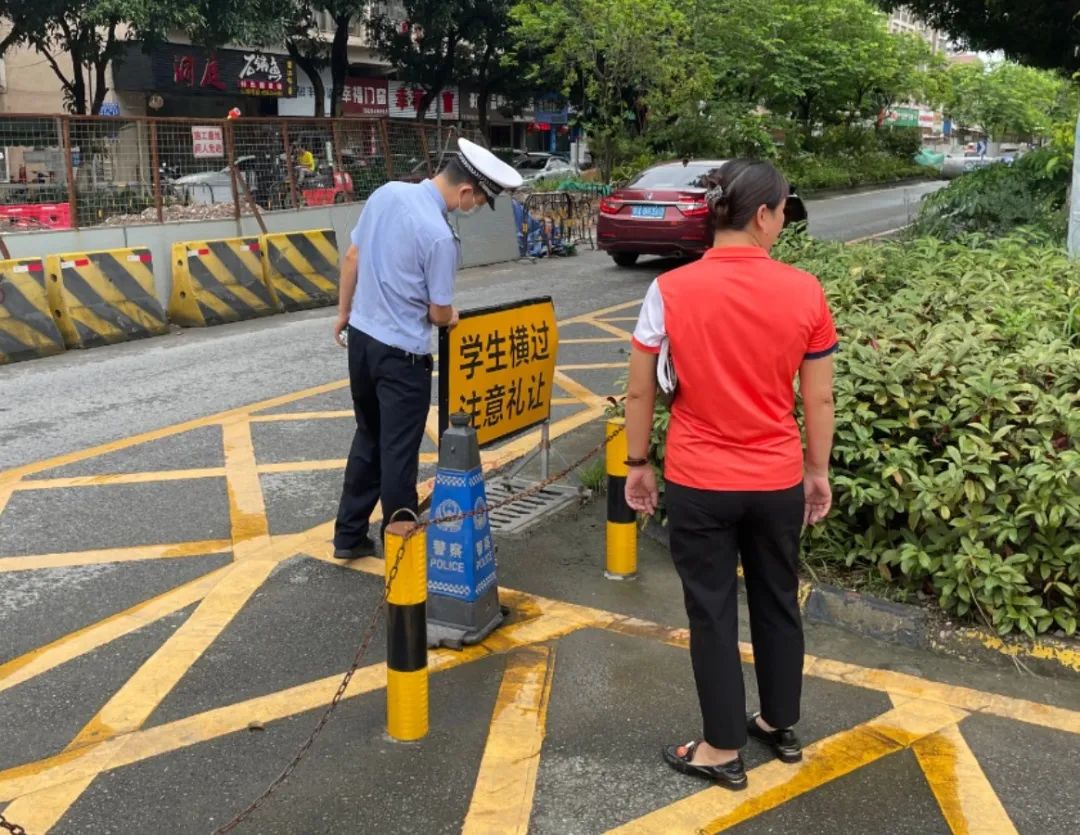 佛山交警為校車“體檢”迎開學！