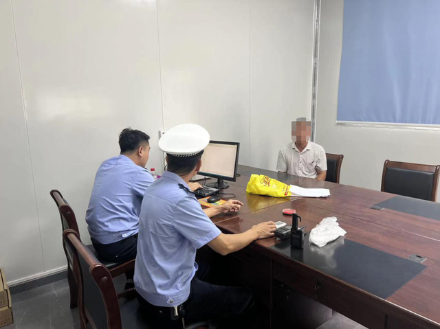 【百日行動·打擊】饒平一嚴重超員“黑校車”駕駛員被依法立案偵查！