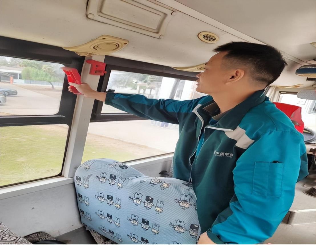 校車安全伴我行——安康鄉中心幼兒園校車安全應急逃生演練活動