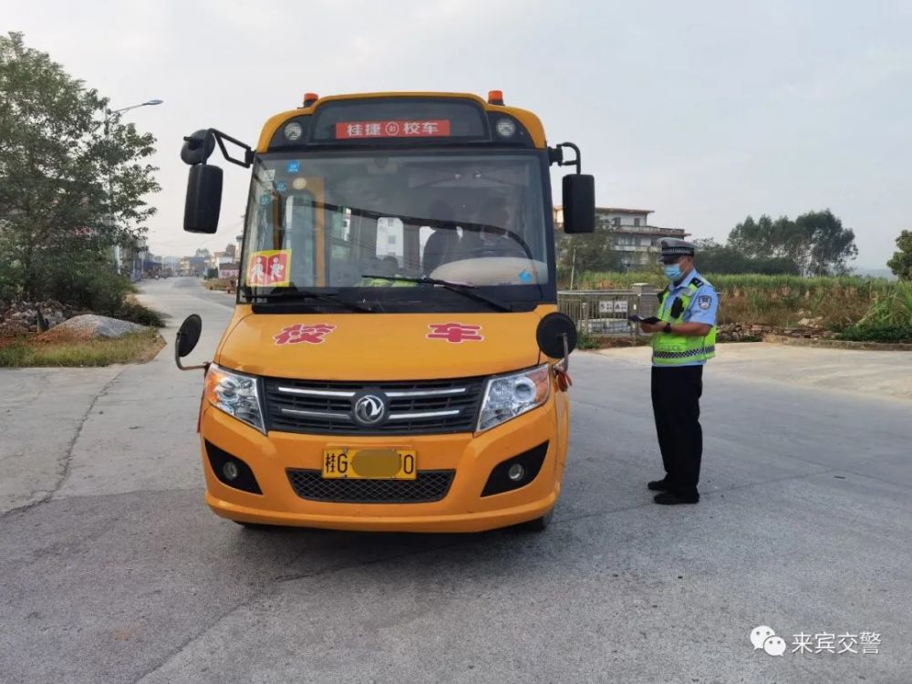 反面教材！校車司機超員，乘車小孩全都不系安全帶……
