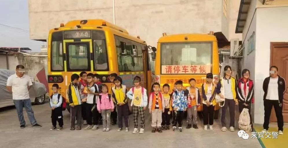 反面教材！校車司機超員，乘車小孩全都不系安全帶……