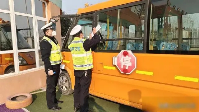 富平交警：“三個(gè)加強(qiáng)”落細(xì)落實(shí)校車“全過(guò)程”安全管理