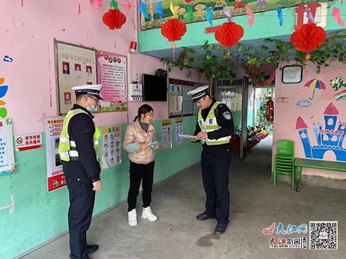 新學(xué)期要開始了，贛州交警正在全力準(zhǔn)備