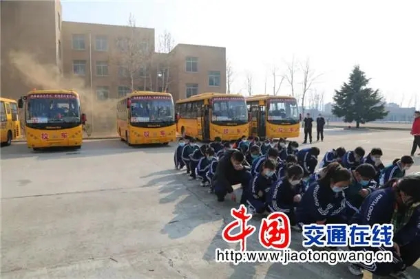 山東招遠市多部門聯(lián)動開展校車安全應(yīng)急演練