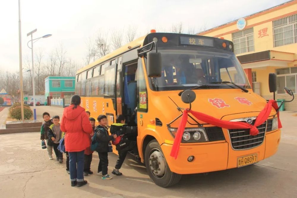 校車(chē)進(jìn)鄉(xiāng)村丨高樓鄉(xiāng)第一輛校車(chē)開(kāi)通啦