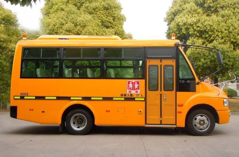 【頭條】某校車標(biāo)牌過期，淮濱交警嚴(yán)查！