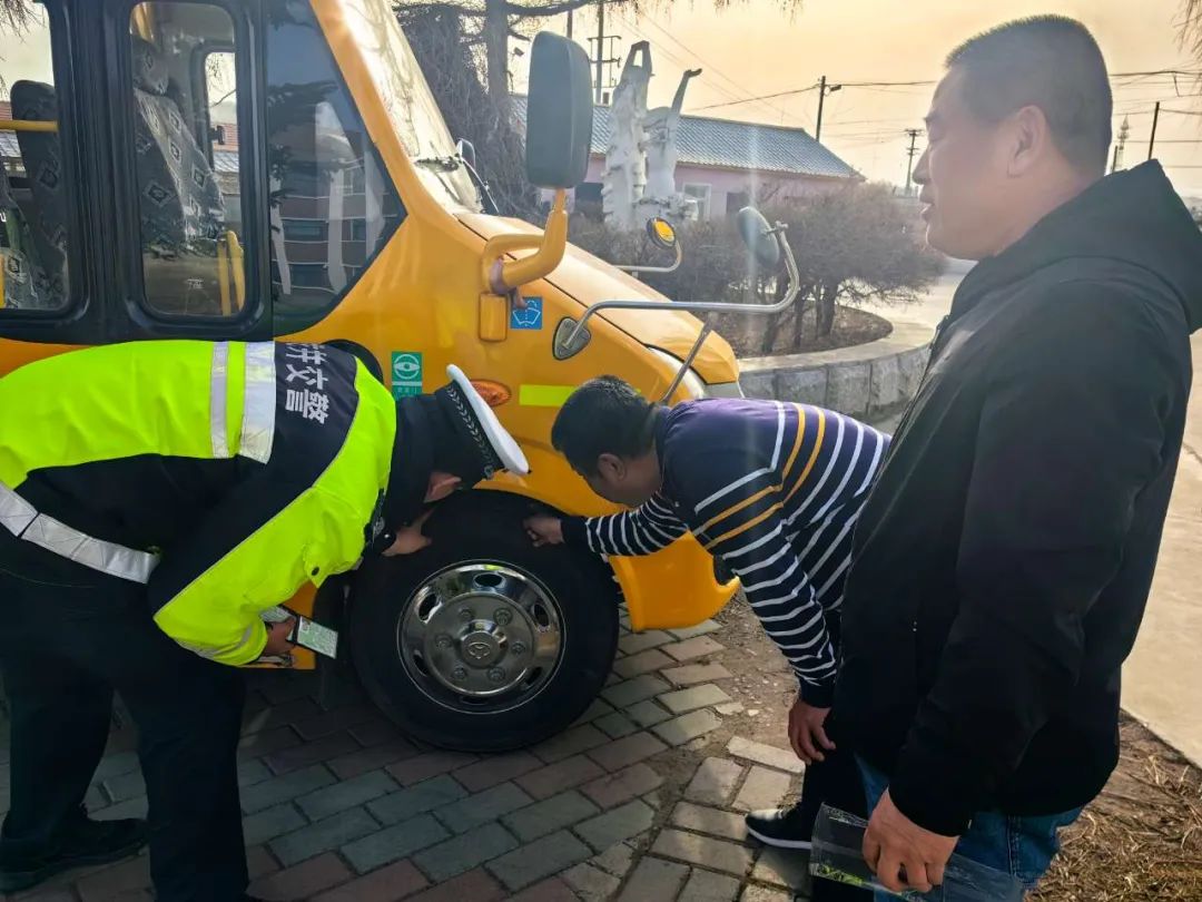 為愛護(hù)航 安全“童”行！龍井交警開展校車安全大檢查