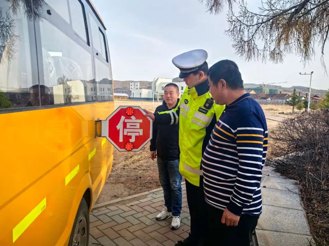 為愛護(hù)航 安全“童”行！龍井交警開展校車安全大檢查