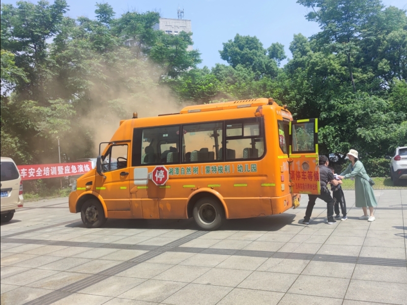 打造平安校車！湘潭高新區(qū)開展校車安全培訓(xùn)暨應(yīng)急演練